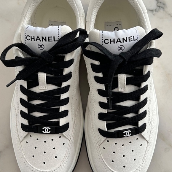 NEW Chanel 22A White Black Suede CC Flat Lace Up Tie Runner Trainer Sneaker 38 - Picture 3 of 16